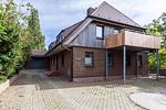 Außenansicht eines Hauses mit Parkplatz - Boddenräuber 3 - Top-Hundeurlaub