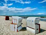 Strand mit weißen Strandkörben und blauem Himmel - Boddenräuber 3 - Top-Hundeurlaub
