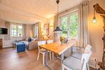 Wohnzimmer - Ferienhaus Herrlichkeit 01 Feriendorf Klein Stresow Rügen - Top-Hundeurlaub