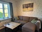 Wohnzimmer im Ferienhaus Hus Jorgentorp – heller Wohnbereich mit Sofa - Hus Jorgentorp - Top-Hundeurlaub