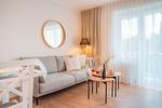 Wohn-Essbereich mit Couch - Hus Inselkieker 110 - Top-Hundeurlaub