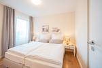 Schlafzimmer mit Doppelbett und Kleiderschrank - Hus Inselkieker 110 - Top-Hundeurlaub