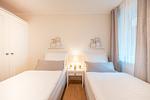 Schlafzimmer mit Einzelbetten und Kleiderschrank - Hus Inselkieker 110 - Top-Hundeurlaub
