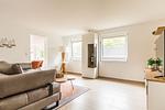 Helles Wohnzimmer mit Sofagarnitur und Tisch - Haus Windflüchter - Top-Hundeurlaub