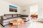 Wohnzimmer mit grauem Sofa und Holzkaffee Tisch - Haus Windflüchter - Top-Hundeurlaub