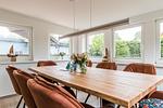 Moderne Küche mit Holzstisch und gemütlichen Stühlen - Haus Windflüchter - Top-Hundeurlaub