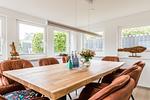 Essbereich mit Holz­tisch und eleganten Stühlen - Haus Windflüchter - Top-Hundeurlaub