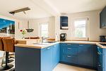 Moderne Küche mit blauen Schränken und Arbeitsplatte - Haus Windflüchter - Top-Hundeurlaub
