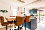 Moderne Küche mit Holzstühlen und offenem Raum - Haus Windflüchter - Top-Hundeurlaub