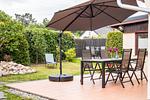 Terrasse mit Tisch und Sonnenschirm im Garten - Haus Windflüchter - Top-Hundeurlaub