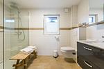 Modernes Badezimmer mit Dusche und Waschbecken - Haus Windflüchter - Top-Hundeurlaub
