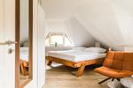 Schlafzimmer mit Doppelbett und Holzfußboden - Haus Windflüchter - Top-Hundeurlaub