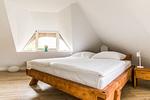 Gemütliches Schlafzimmer mit Doppelbett und Fenster. - Haus Windflüchter - Top-Hundeurlaub