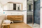 Modernes Badezimmer mit Holzschrank und Dusche - Haus Windflüchter - Top-Hundeurlaub