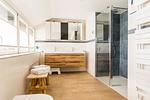 Modernes Badezimmer mit Dusche und Holzschrank - Haus Windflüchter - Top-Hundeurlaub