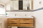 Modernes Badezimmer mit Doppelwaschbecken und Holzschrank - Haus Windflüchter - Top-Hundeurlaub