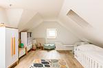 Helles Schlafzimmer mit Kinderbett und Kleiderschrank - Haus Windflüchter - Top-Hundeurlaub