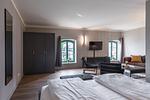 Ferienwohnung Heimathafen Klink - Ausblick vom Bett in den Raum hinein zum Kleiderschrank - Heimathafen - Top-Hundeurlaub