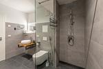 Ferienwohnung Wellenklang Klink - modernes Bad mit offener Glasdusche mit Wellnessbrause - Wellenklang - Top-Hundeurlaub