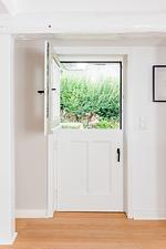 Durch die Klönschnack-Tür gelangen Sie direkt in den eigenen Garten mit Terrasse. - Landhaus 29 - Top-Hundeurlaub