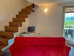 gemütliches Wohnzimmer mit roter Couch - Mimosa - Top-Hundeurlaub