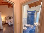 tolles blaues Badezimmer mit Dusche - Mimosa - Top-Hundeurlaub