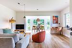 Helles Wohnzimmer mit Sofas und Esstisch - Boddenblick 1 - Top-Hundeurlaub