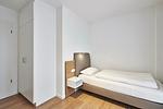 Schlafzimmer mit zwei Einzelbetten und Kleiderschrank - Deichhäuser Anna Küste 4-24 - Top-Hundeurlaub