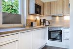 Küchenzeile mit Backofen, Mikrowelle und Geschirrspüler - Aparthotel Ostseeallee 5-42 - Top-Hundeurlaub