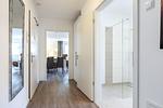 Flur mit Blick zum Badezimmer und Wohn-/Essbereich - Aparthotel Ostseeallee 5-42 - Top-Hundeurlaub