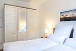 Schlafzimmer mit Boxspringbett und Kleiderschrank - Aparthotel Ostseeallee 5-42 - Top-Hundeurlaub