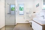 Badezimmer mit Dusche und Waschtisch - Aparthotel Ostseeallee 5-42 - Top-Hundeurlaub