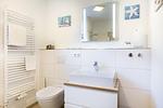 Badezimmer mit Waschtisch und WC - Aparthotel Ostseeallee 5-42 - Top-Hundeurlaub