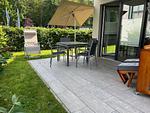 Terrasse mit Gartenmöbeln und Sonnenschirm - Aparthotel Ostseeallee 5-42 - Top-Hundeurlaub