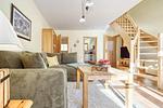 Wohnbereich mit Sofa und Couchtisch - Wohnung 4.4 - Seeschwalbe - Top-Hundeurlaub