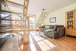 Wohnbereich mit Sofa und TV - Wohnung 4.4 - Seeschwalbe - Top-Hundeurlaub