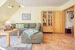 Wohnbereich mit Sofa und Schrank - Wohnung 4.4 - Seeschwalbe - Top-Hundeurlaub