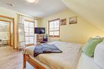 Schlafzimmer mit Doppelbett und TV - Wohnung 4.4 - Seeschwalbe - Top-Hundeurlaub