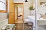Waschbecken und WC im Badezimmer - Wohnung 4.4 - Seeschwalbe - Top-Hundeurlaub