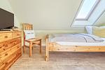 Schlafzimmer mit Einzelbetten und TV - Wohnung 4.4 - Seeschwalbe - Top-Hundeurlaub