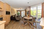 Wohn-Essbereich mit Couch und Küchenzeile - Apartmenthaus Atlantik 102 - Top-Hundeurlaub