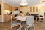 Küchenzeile mit Esstisch und Sitzgelegenheit - Apartmenthaus Atlantik 102 - Top-Hundeurlaub