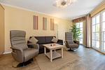 Wohn-Essbereich mit Couch - Apartmenthaus Atlantik 102 - Top-Hundeurlaub