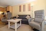 Wohn-Essbereich mit Couch - Apartmenthaus Atlantik 102 - Top-Hundeurlaub
