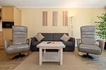Wohn-Essbereich mit Couch - Apartmenthaus Atlantik 102 - Top-Hundeurlaub