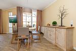 Wohn-Essbereich mit Esstisch und Sitzgelegenheit - Apartmenthaus Atlantik 102 - Top-Hundeurlaub