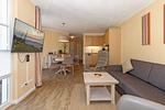 Wohn-Essbereich mit Couch - Apartmenthaus Atlantik 102 - Top-Hundeurlaub
