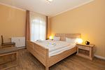 Schlafzimmer mit Doppelbett - Apartmenthaus Atlantik 102 - Top-Hundeurlaub