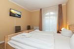 Schlafzimmer mit Doppelbett - Apartmenthaus Atlantik 102 - Top-Hundeurlaub