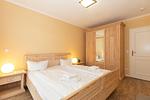 Schlafzimmer mit Doppelbett - Apartmenthaus Atlantik 102 - Top-Hundeurlaub